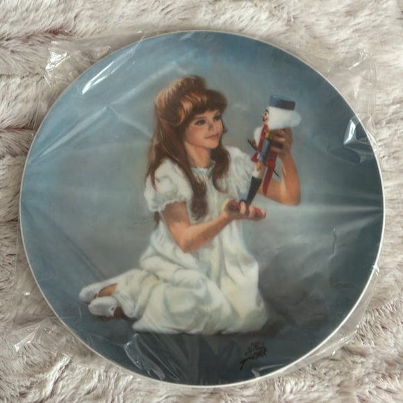 Beautiful vintage fine china plate of “Clara & Nut Cracker! - Picture 1 of 10